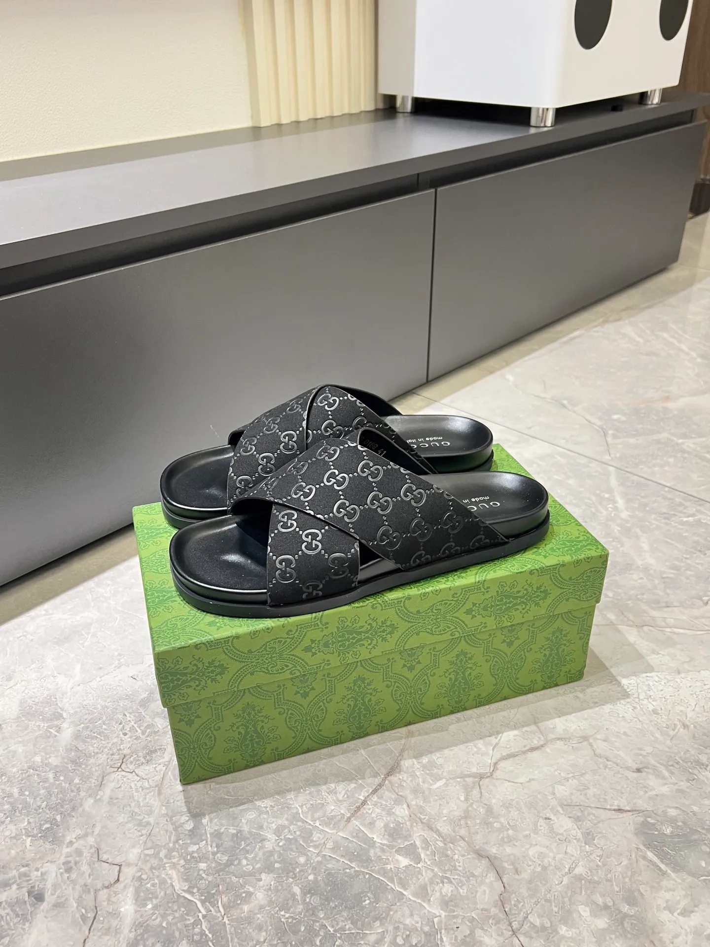 Men's Men's Shoes 💰p320 "GUCC＊" These slippers are made of GG polyester and feature a Gucci label on the front, adding a bold logo feel to the style. "Gucci Made in Italy" stamped label Rubber sole. Size 38-44